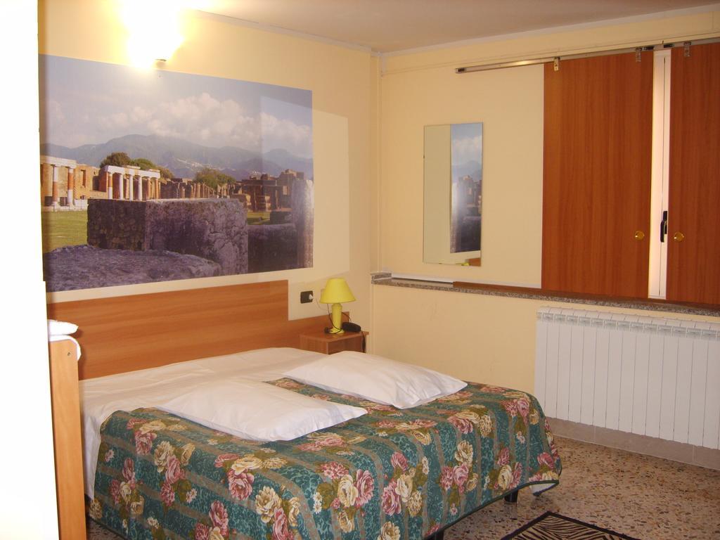 Hotel Rosso Di Sera Pietramelara Room photo